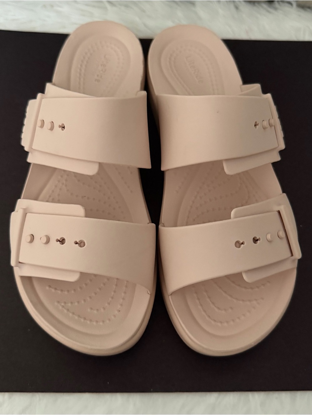 CROCS women’s Brooklyn buckle low sandals